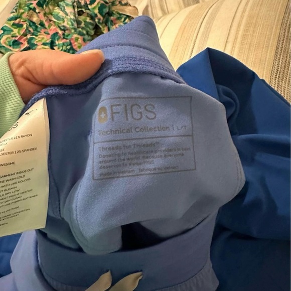 FIGS *New // Never Been Worn!* - Picture 2 of 2